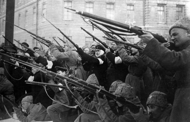 Обстрел рабочей и городской милицией полицейских, оставшихся верными присяге и оказавших сопротивление восставшим 1917 г. | Фото: e-reading.mobi