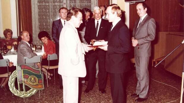 Награждение офицера отдела КГБ Владимира Путина золотым значком дружбы между Германией и Советским Союзом. Дрезден, ГДР, 21 ноября 1987 года.