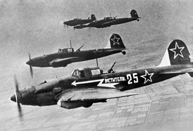 На фото: советские штурмовики Ил-2 во время Второй мировой войны, Германия, апрель 1945 года