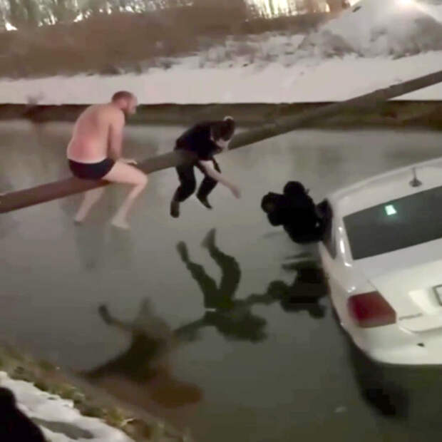 Власти захотели наградить россиян за спасение упавших в воду женщины с ребенком