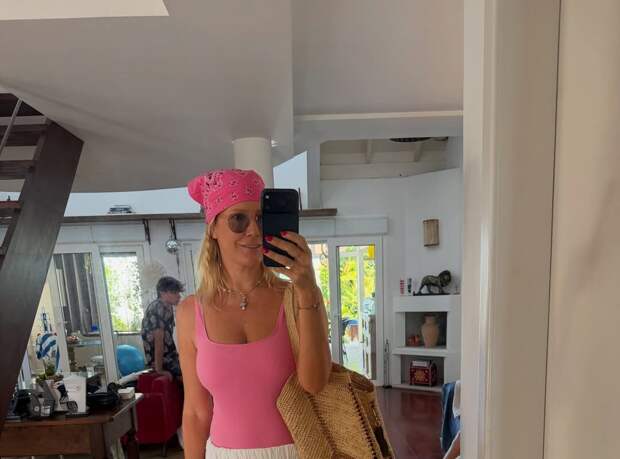 Ведущая Елена Летучая снялась в купальнике и брюках