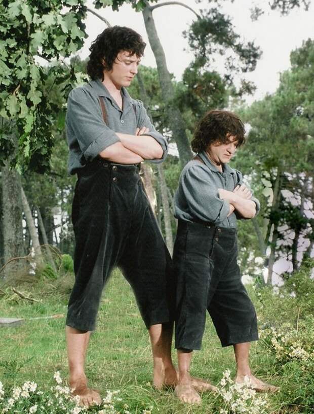 Элайджа Вуд и его дублер Киран Шах на съемках фильма "Властелин колец: Братство Кольца"    дублёр, знаменитость, кино