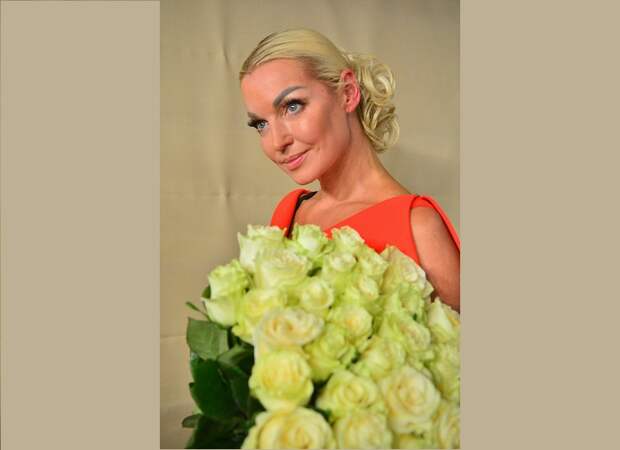 Анастасия Волочкова передвигается на костылях после сложной операции