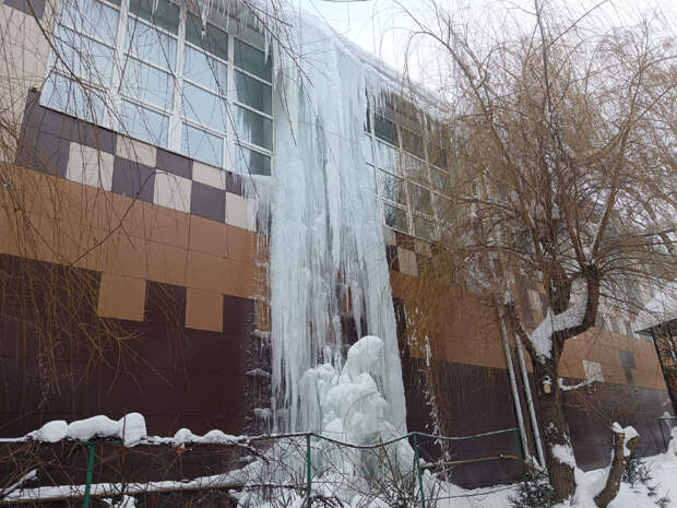 Жители пожаловались на огромную массу льда на здании школы олимпийского резерва