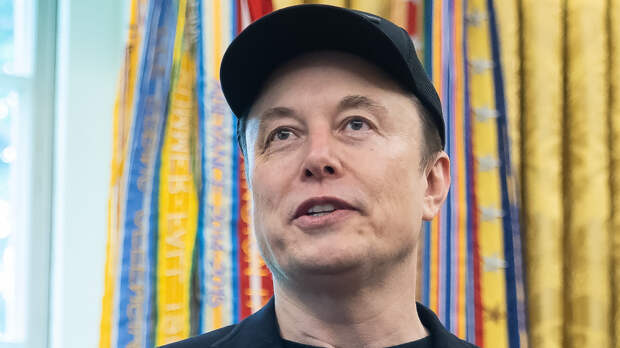 Илон Маск сделал репост дипфейка британского премьера Стармера в бикини