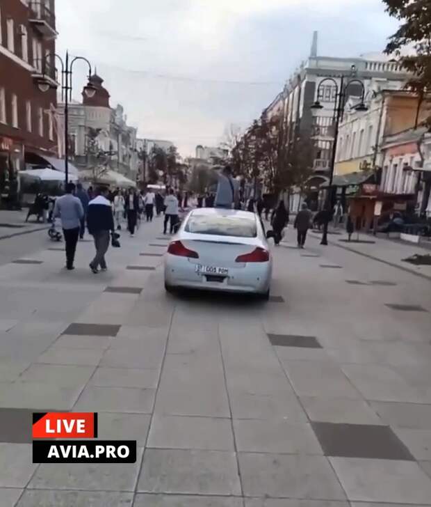 В городе Саратове произошел инцидент, который стал подспорьем для множества дискуссий в обществе. Группа мигрантов на автомобиле с киргизскими номерами въехала прямо на пешеходную зону.-6