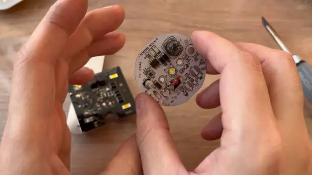 Теперь менять светодиоды в лампочке легче простого. Никаких паяльников ...