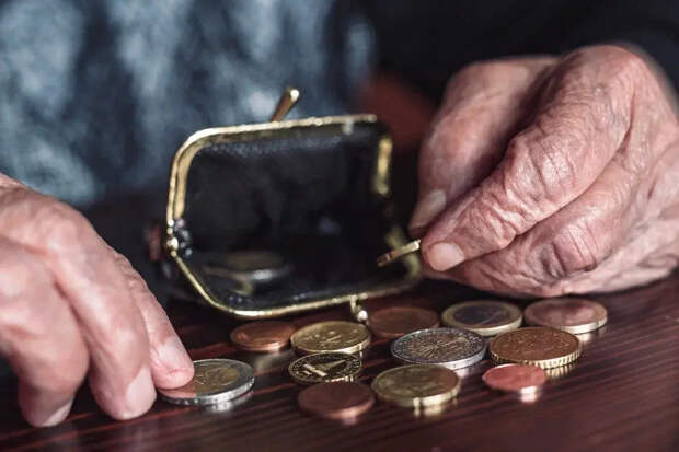 Почти 9 тысяч рублей: Кому вот-вот повысят пенсии, объяснил депутат