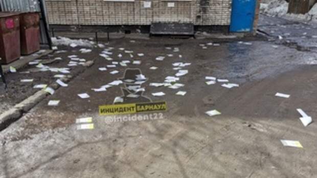 Привозят "КамАЗами". В Барнауле территорию кладбища засыпают мусором