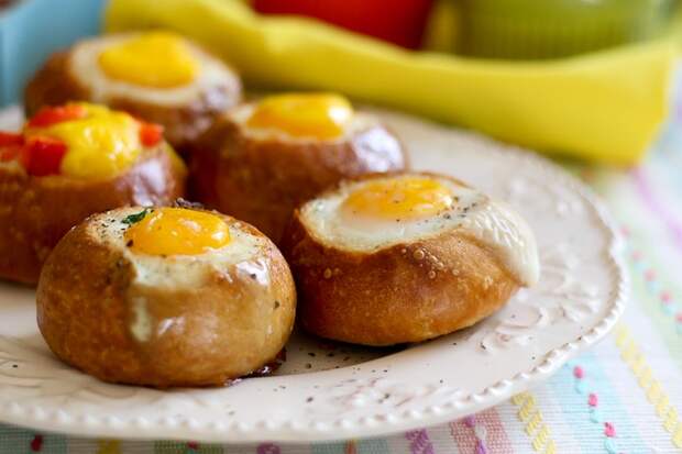 Булочки с яйцом в духовке на завтрак