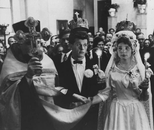 Венчание в церкви в соответствии с русскими православными обычаями. СССР, 1958 год.