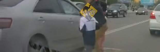 В Актау автомобиль чуть не сбил ребенка на «зебре»