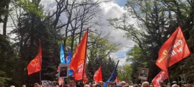 Украина начнет просыпаться с Харькова: утонувший в цветах Мемориал Славы и сотни автомобили с символикой Победы
