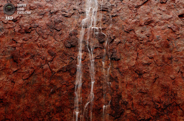 Австралия. Северная территория. Скала Улуру в Национальном парке Улуру-Ката Тьюта. (Mark Kolbe/Getty Images)