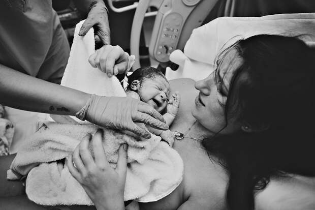 Чудо рождения: фотограф делится эмоциональными снимками процесса родов