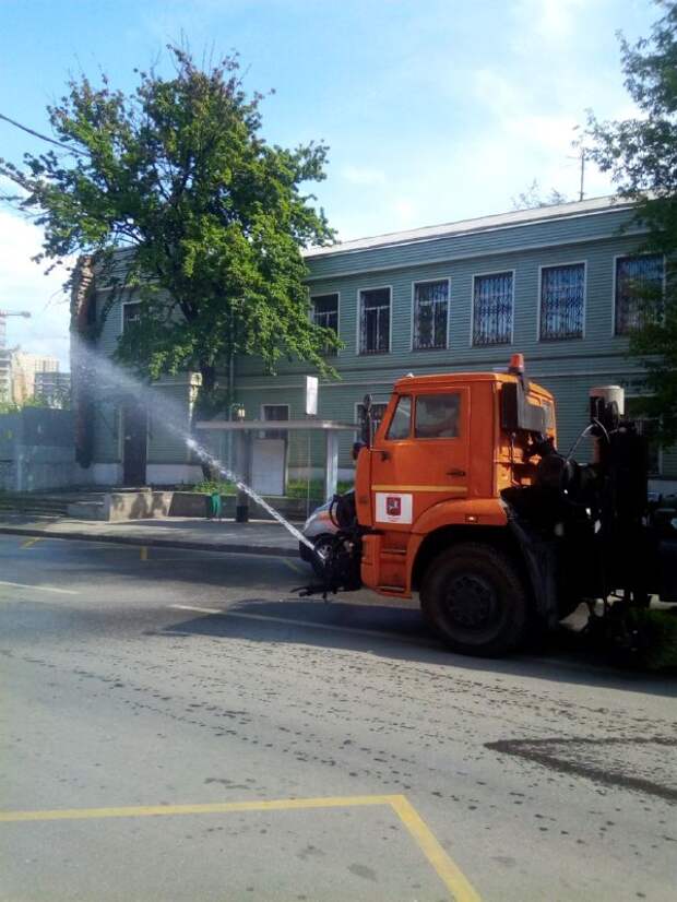 На улицах Лефортова асфальт и воздух охлаждают поливалками