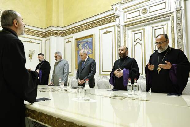 Армения: «компромат в рясах» и «Четвёртая Республика» по лекалам официального Баку