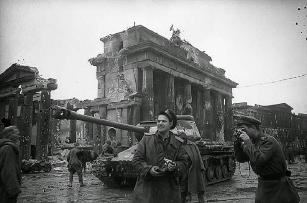 Военный фотокорреспондент Евгений Ананьевич Халдей. Военный фотокорреспондент Евгений Ананьевич Халдей.