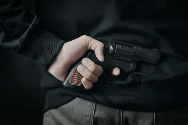 В Кузбассе мужчина угрожал продавцам страйкбольным пистолетом