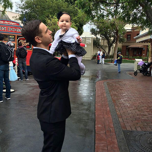 Папа с маленькой модницей.  Instagram: dilfs_of_disneyland.