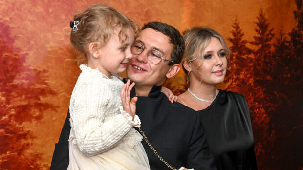 «Ему башню не снесет»: Уколова об отцовских качествах Кологривого