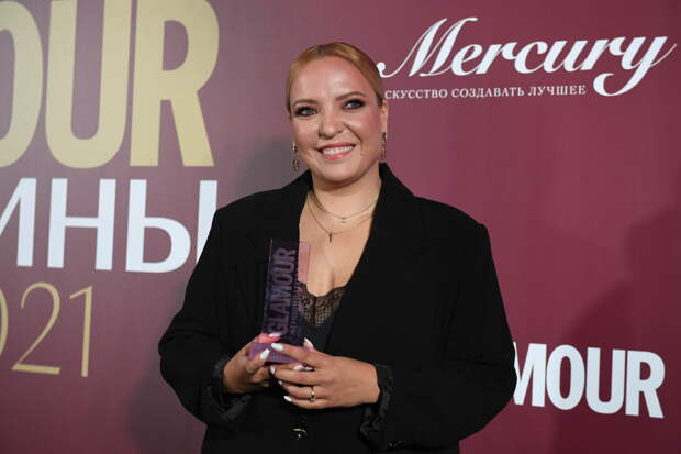 Звезда «Женского стендапа» сломала палец из-за постельного белья