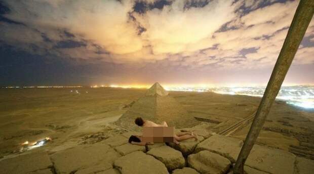 Египтяне в гневе: туристы сфотографировались голыми на вершине пирамиды Хеопса в мире, голые, египет, люди, пирамида хеопса, туристы, фото