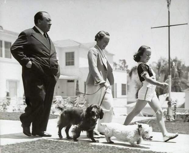 Альфред Хичкок с женой и дочерью на прогулке. знаменитости, редкие фото, фото