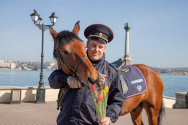 Севастопольские полицейские с общественником поздравили жительниц города с предстоящим Международным женским днём