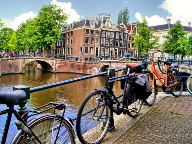 Велосипеды на мостике в Амстердаме