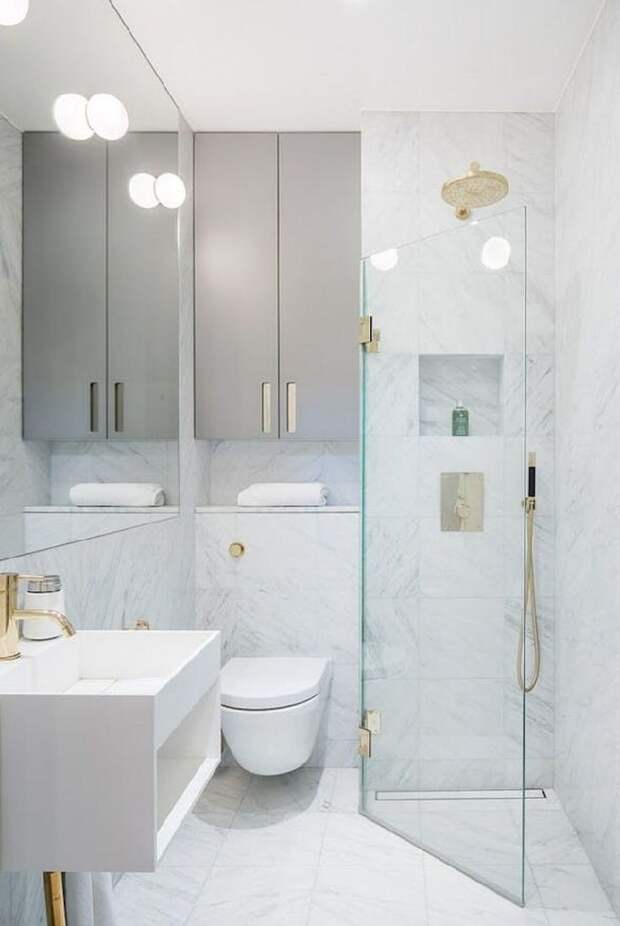 Белоснежная плитка под мрамор - стильное решение для оформления стен в ванной