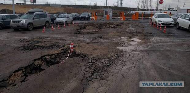 Перехватывающая парковка у метро "Соларьево" начала разваливаться.