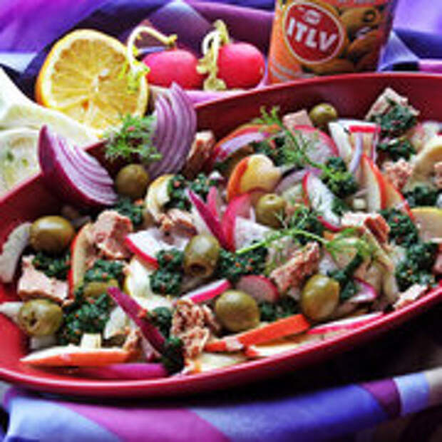 Салат с овощами,яблоком,оливками и тунцом