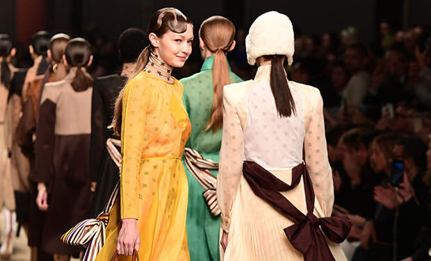 Кайя Гербер, Джиджи и Белла Хадид на показе последней коллекции Карла Лагерфельда для Fendi