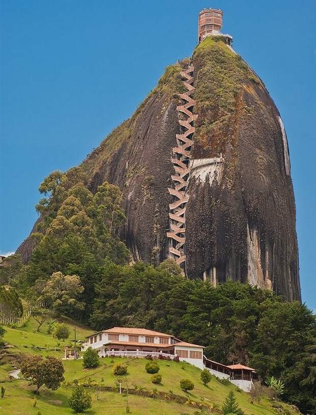 6. Скала Гватепе в Колумбии, ей поклонялись индейцы, считали ее божеством. Высота горы более 200 метров, а количество ступеней превышает 650 штук акрофобия, высоко, красиво, страхи, фото, экстрим