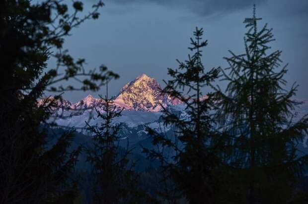 Опасное приключение в Красной Поляне: туристка оказалась на скользком склоне