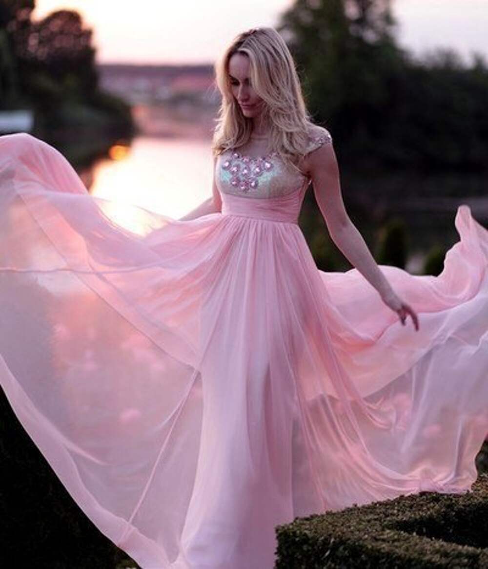 Блондинка в розовом платье. Девушка в платье красивая. Красивое розовое платье. Красивые воздушные платья. Нежное платье.