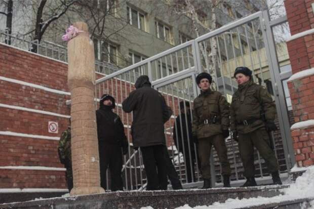 Неонацисты водрузили у представительства ЕС в Киеве деревянный фаллос