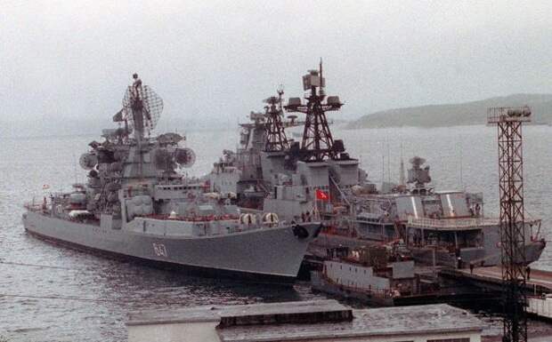 БПК «Адмирал Исаков» в 1992 году (слева)