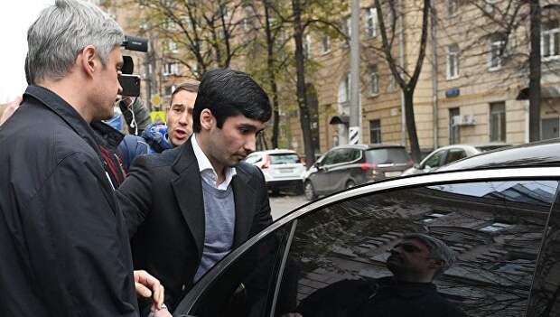 Сын вице-президента Лукойла Руслан Шамсуаров после оглашения приговора у здания Гагаринского суда Москвы