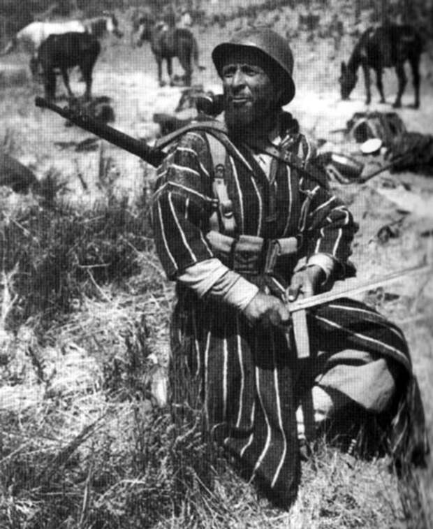 Марокканский гумьер точит свой байонет. Монте-Кассино, Италия, 1944 год. Источник: wikimedia.org Марокканский гумьер точит свой байонет. Монте-Кассино, Италия, 1944 год. Источник: wikimedia.org