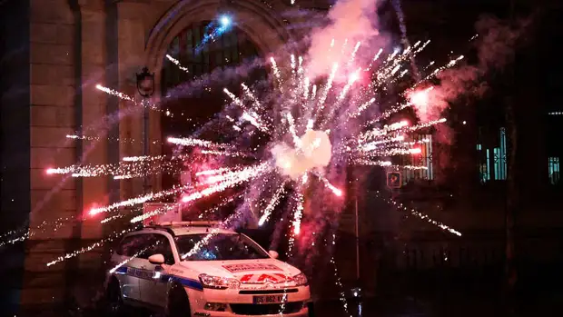 Францию охватили беспорядки после победы Макрона на президентских выборах