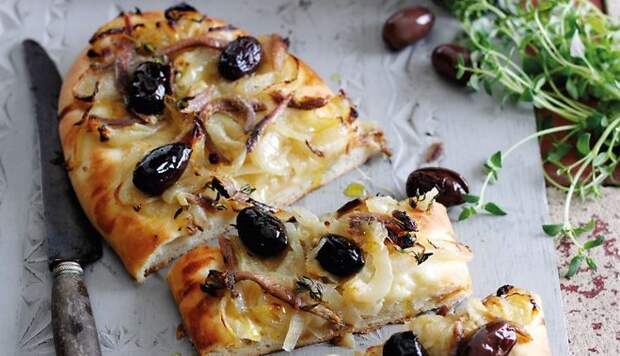 Pica ar sīpoliem un olīvām