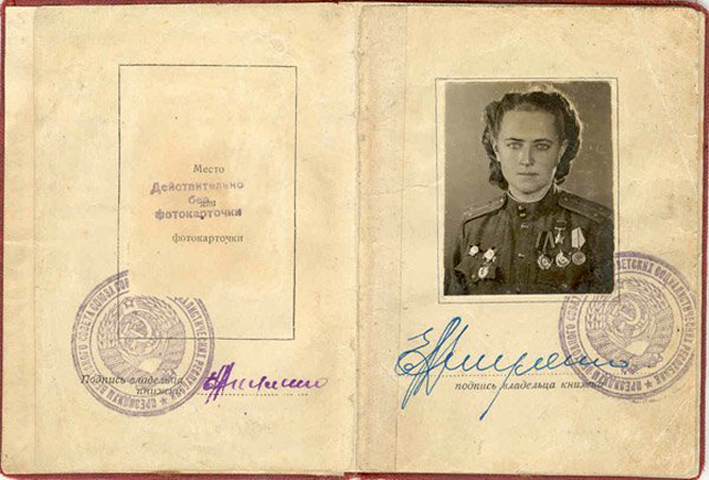 Орденская книжка режиссера фильмов "Без права на провал" и "В небе ночные ведьмы" Героя Советского Союза, гвардии майора, Кавалера двух орденов Отечественной войны I степени, двух орденов Красной Звезды и двух орденов Красного Знамени Евгении Жигуленко.