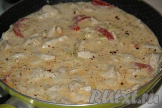 Томить фрикасе из курицы и болгарского перца на минимальном огне в течение 5-7 минут под закрытой крышкой. Затем снять сковороду с огня и оставить под крышкой на 10 минут.