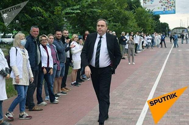 Четвертый день протестов в Беларуси: мирные акции, цепи солидарности и цветы
