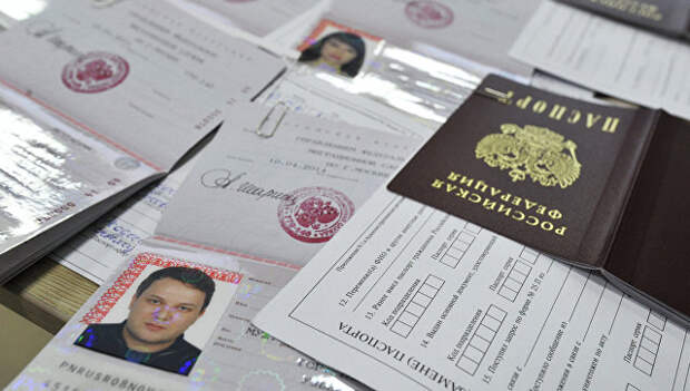 Оформление паспортов граждан РФ жителям Крыма. Архивное фото