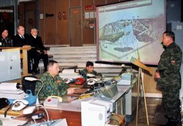На фото: заместитель министра иностранных дел РФ Григорий Карасин (второй слева на втором плане) во время заседания на Габалинской радиолокационной станции (РЛС), 2007 год