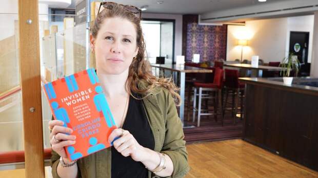 От туалетов до смартфонов и автомобилей: почему все в мире разрабатывается для мужчин и неудобно для женщин?