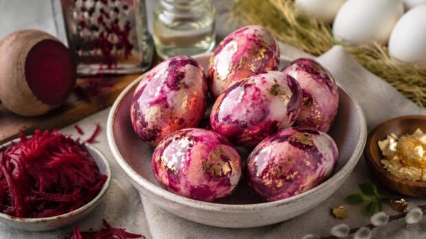 Мраморный узор и блеск: секретный способ окрашивания яиц к Пасхе свеклой и поталью за 20 минут